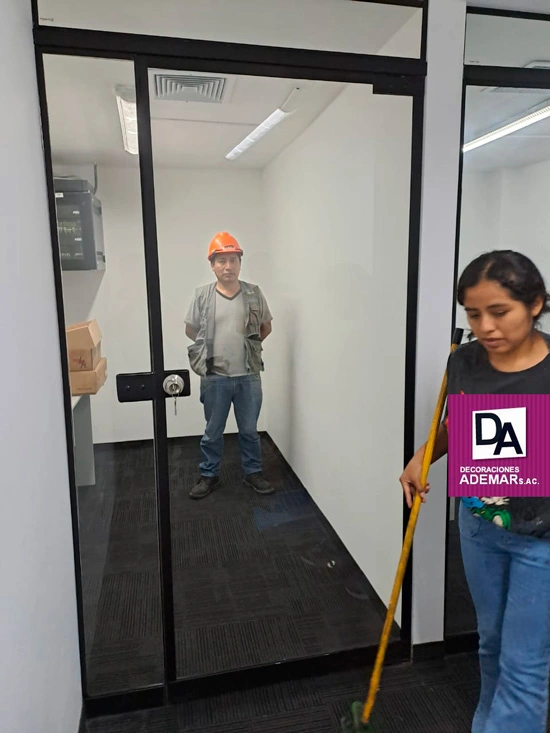 Mantenimiento de mamparas de vidrio templado para baños y oficinas en Lima