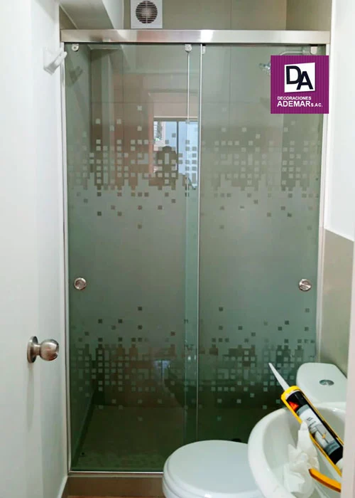 puertas de ducha con diseño de arenado personalizado