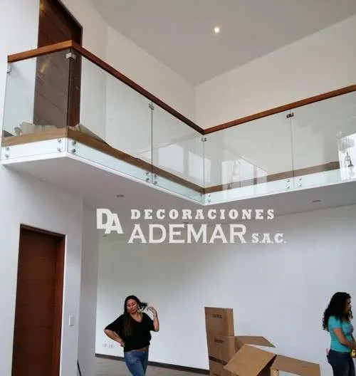 barandas de vidrio instalado en la playa por decoraciones ademar