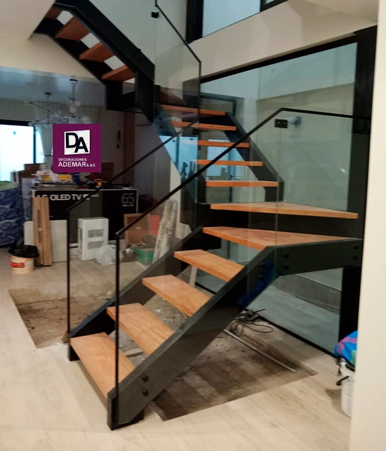 barandas de vidrio con accesorios de acero negro instalado por ademar