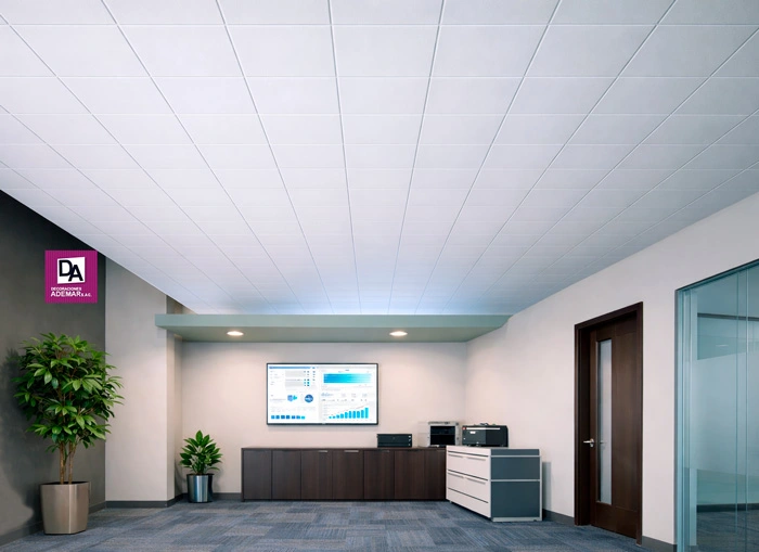 Techo cielo raso modular blanco con paneles acústicos y luminarias empotradas en oficina moderna