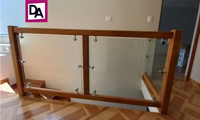 barandas de madera con vidrio templado