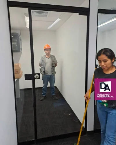 Mantenimiento de mamparas de vidrio templado para baños y oficinas en Lima